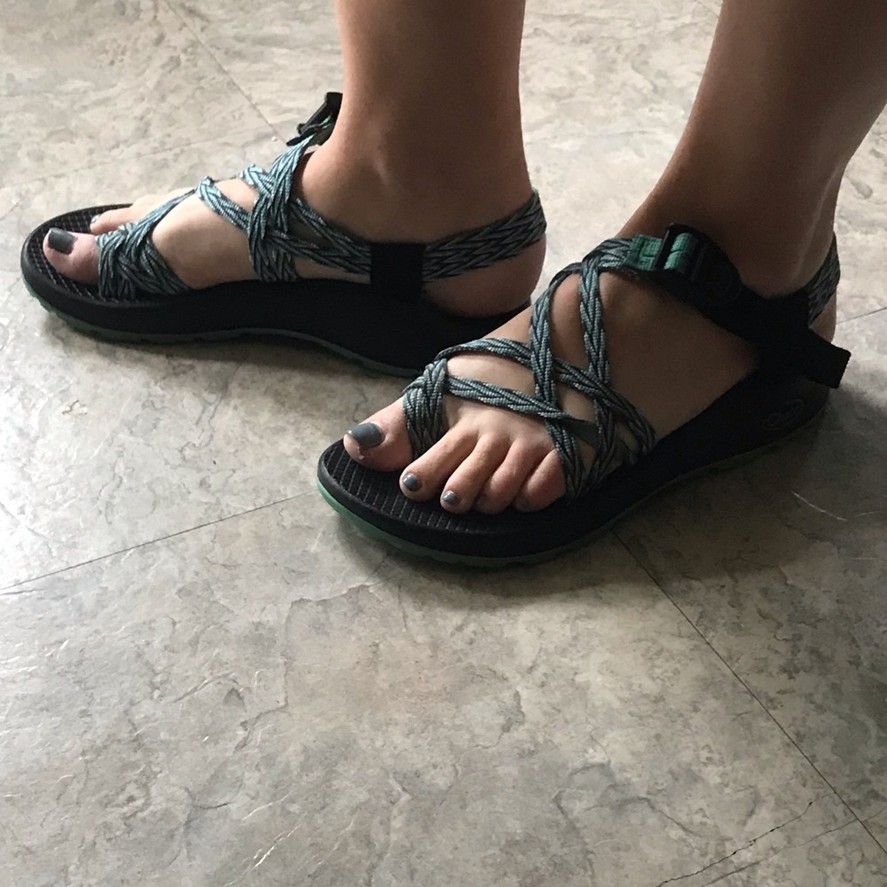 Very good condition Chacos, classic teal!!
